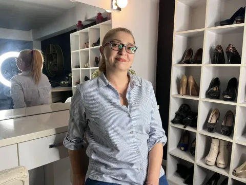 Watch AuraMIlf Live Adult Webcam Show - Free Sex Cam Stream